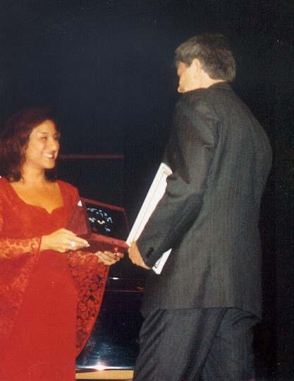 Gabriella Colecchia vastaanottaa Gigli-palkinnon Torsten Branderilta.